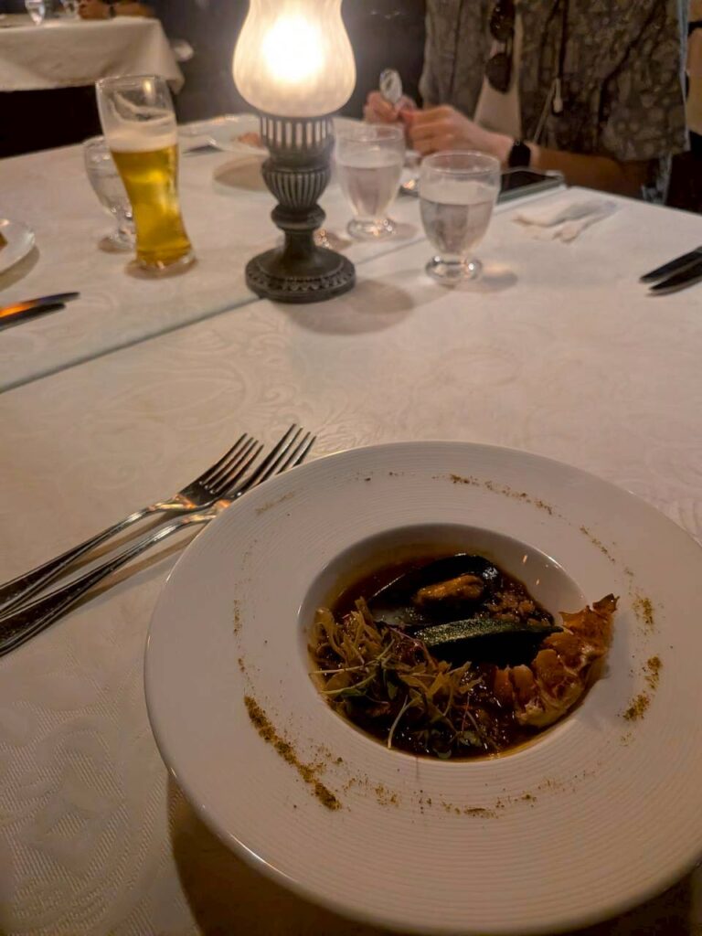 ブルーバイユー・レストランのテーブルとシーフードガンボ