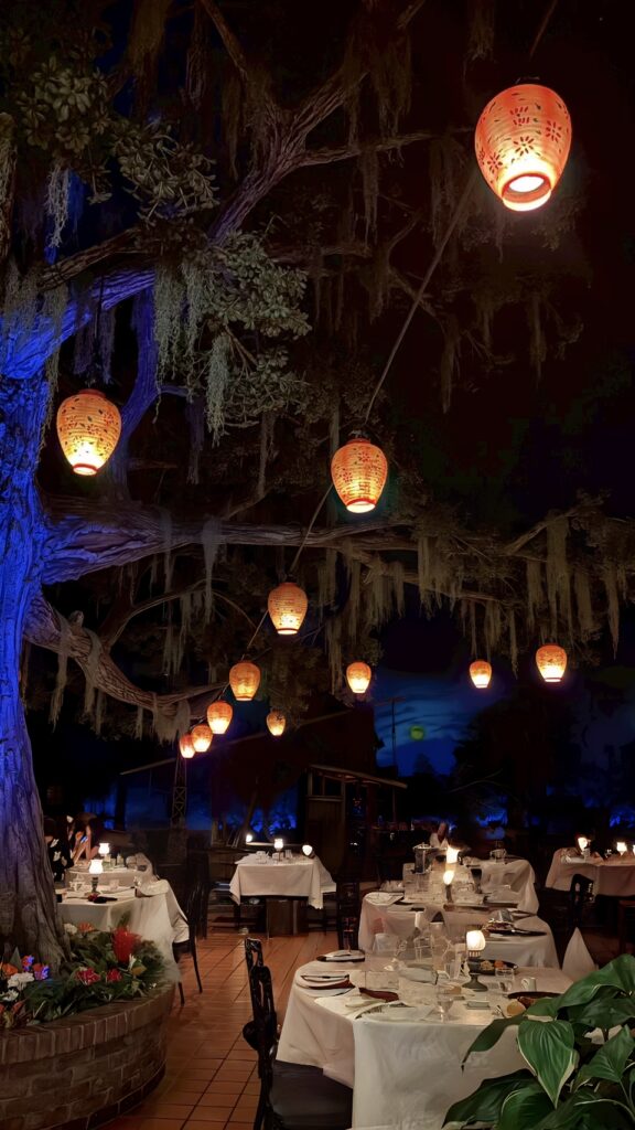 ブルーバイユー・レストランの落ち着いた大人な内装