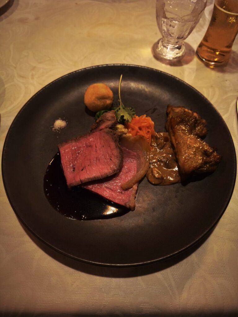 ブルーバイユー・レストランのローストビーフとグリルチキン