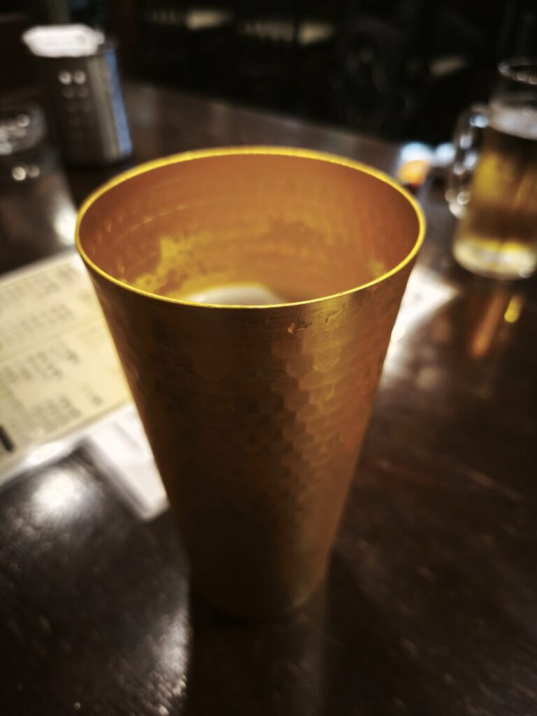 キンキンに冷えたビールジョッキ（焼鳥こば）