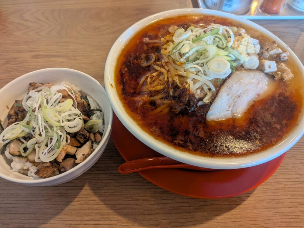 じんぴんが注文した「辛みそらーめん（大盛り）」と、香ばしいミニチャーシュー丼