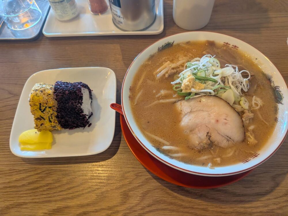 けいが注文した「みそらーめん」と、しそ・のりたまの2色のおにぎり