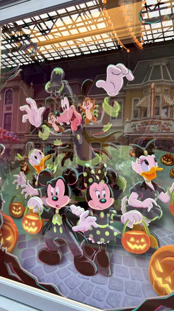 東京ディズニーランドのハロウィン装飾（ミッキーたち）