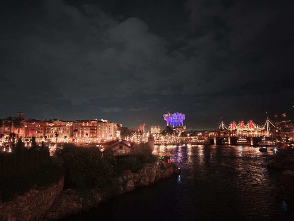 東京ディズニーシーの夜景。タワー・オブ・テラーとプロメテウス火山が見える大人な景色